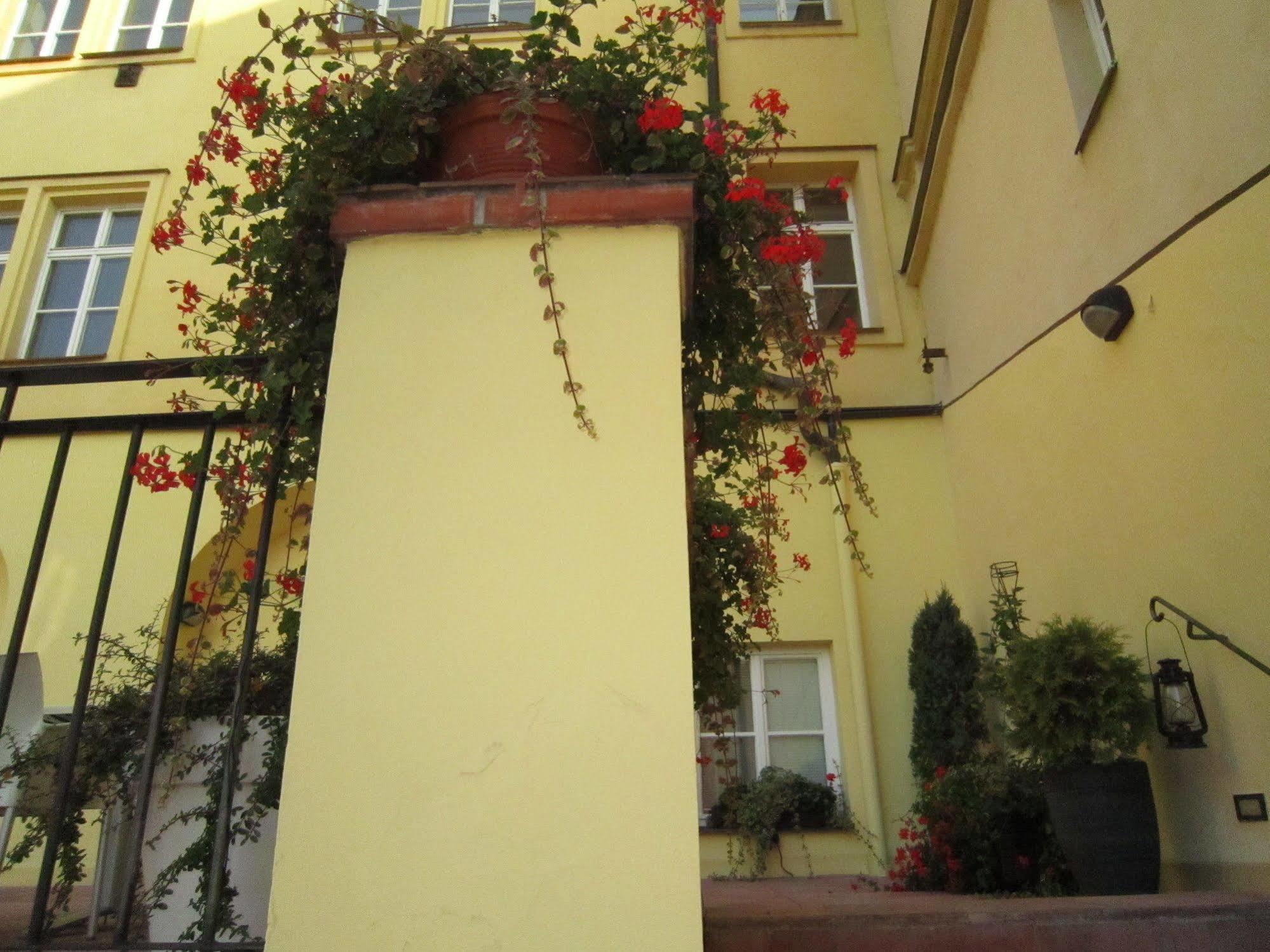Domus Henrici Hotel Прага Екстериор снимка